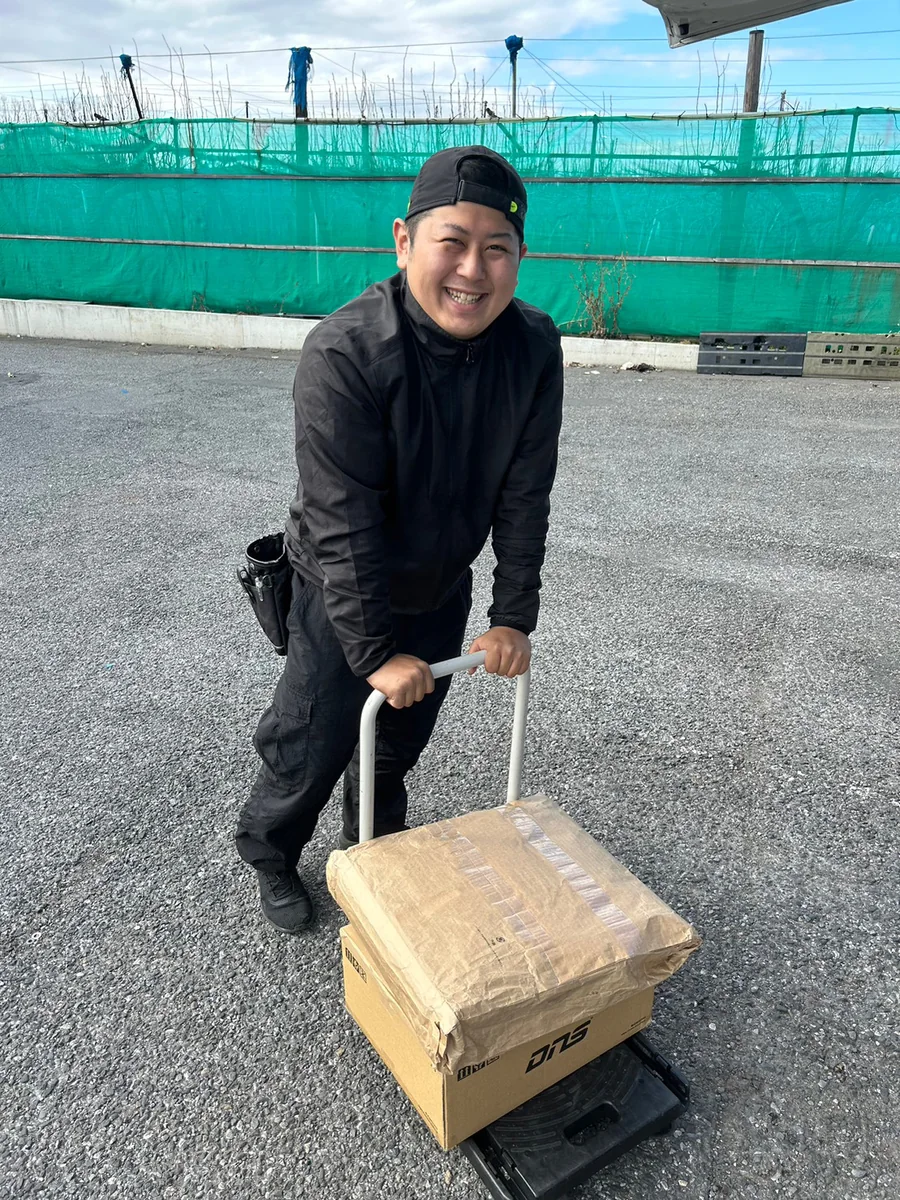 台車を使って荷物を運ぶ軽貨物ドライバー